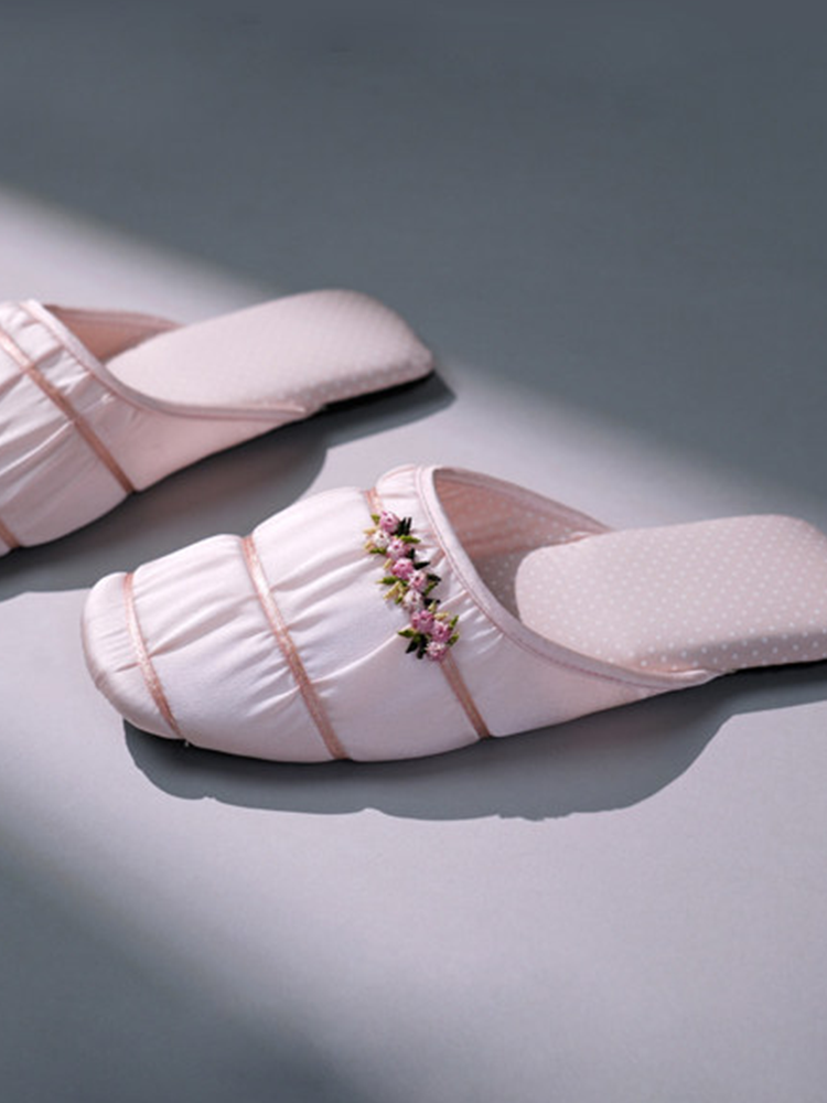 French Embroidered Bow Closed-Toe House Slippers Breathable Non Slip Quiet